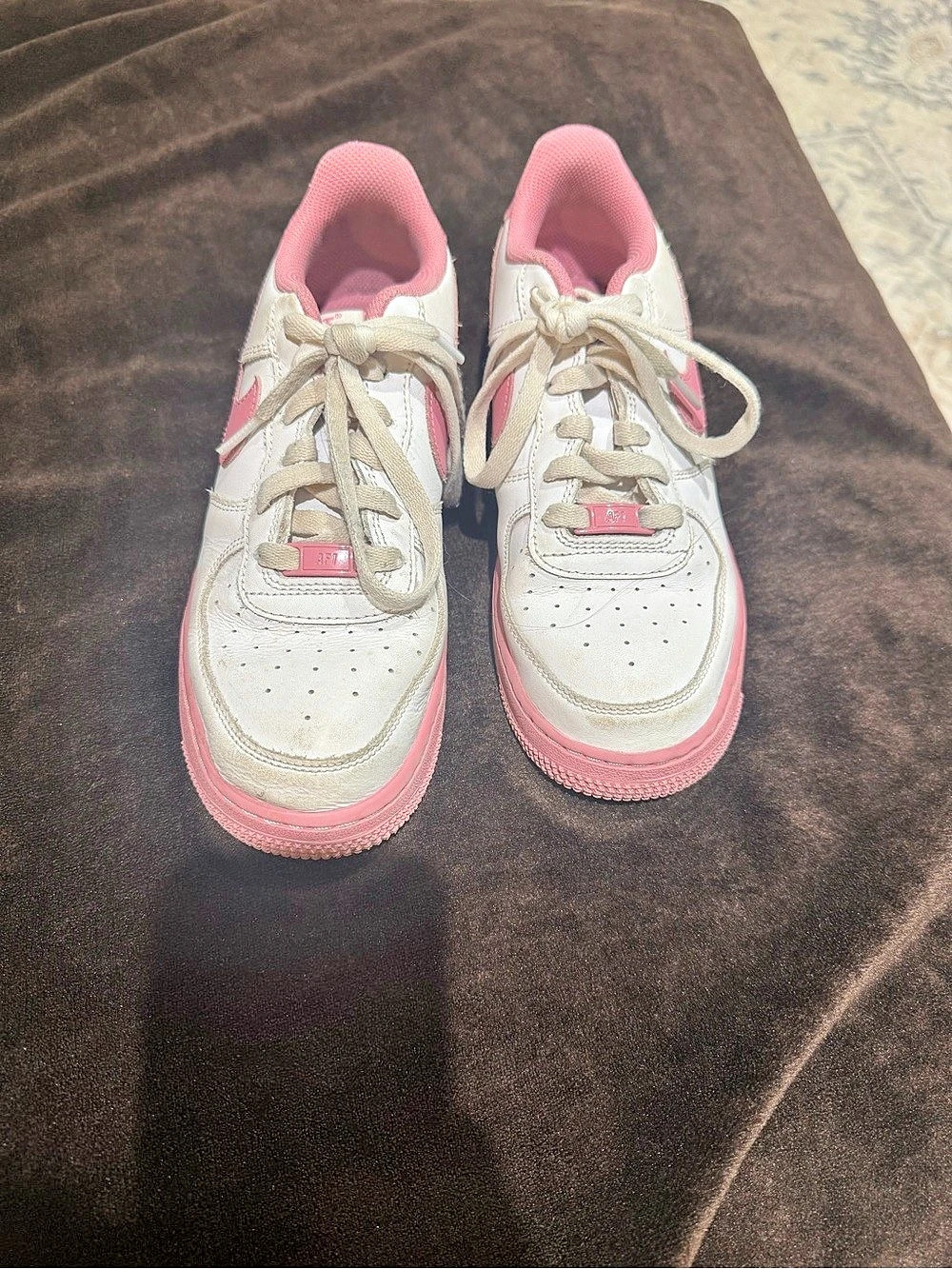 Nike Air Force 1 Kids Sneakers in White & Pink